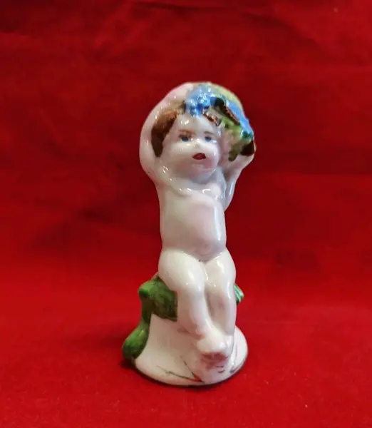 Foto de um(a) Sineta Baco Baby em Porcelana Italiana, Década de 1970, da categoria de Outros colecionáveis. Sineta de mesa em porcelana italiana policromada representando baco baby, com badalo em porcelana, década de 1970. A: 8,5 cm... Mostrado de uma perspectiva diferente. Vendido no marketplace Trésors.