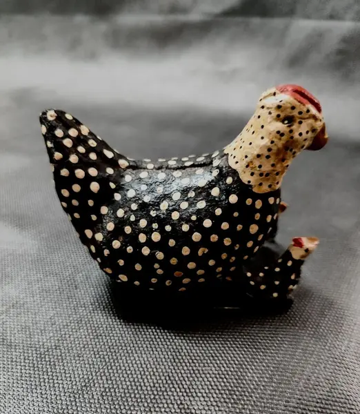Foto de um(a) Galinha D'Angola, Arte Kaiagang, Década de 1980, da categoria de Modelos e estatuetas. Galinha d'angola esculpida em madeira arte pelos índiginas kaigang do sul do país, década de 1980. A: 7 cm L: 5 cm P: 10,5... Mostrado de uma perspectiva diferente. Vendido no marketplace Trésors.