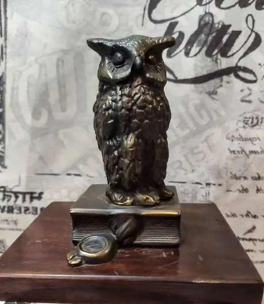 Foto de um(a) Coruja Bronze Anos 80, da categoria de Escultura. Coruja em broze com base em imbuia. A: 12,7 cm / L: 5,6 cm / P: 5,6 cm Base: 12,5 x 10 x 1,5 cm Peso: 521 g. Mostrado de uma perspectiva diferente. Vendido no marketplace Trésors.