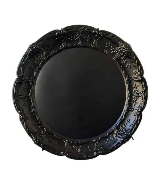 Foto de um(a) Bandeja Ferro Black, da categoria de Bandejas. Bandeja redonda com borda floral em relevo, em ferro com pintura eletrostática na cor preta. Diâmetro externo: 36 cm... Vendido no marketplace Trésors.