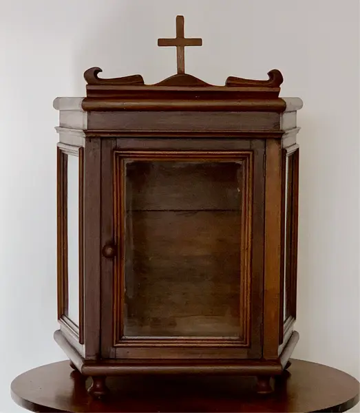Foto de um(a) Antigo oratório em cedro, da categoria de Objetos religiosos e espirituais. Antigo oratório em cedro, muito bem conservado, porta em vidro e puxador, laterais também em vidro, área interna 24cm de... Mostrado de uma perspectiva diferente. Vendido no marketplace Trésors.