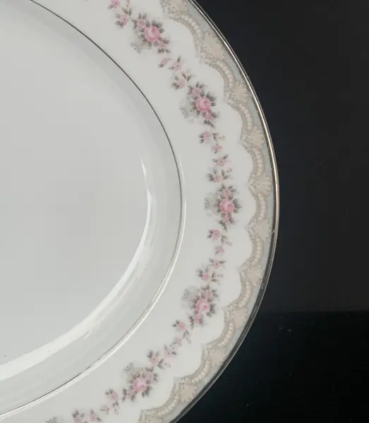 Foto de um(a) Aparelho de jantar Noritake 26 peças, da categoria de Jogos de pratos. Aparelho de jantar Noritake modelo Glenwood #5770, todas peças com friso em prata, sendo: 3 travessas, grande, média e... Mostrado de uma perspectiva diferente. Vendido no marketplace Trésors.