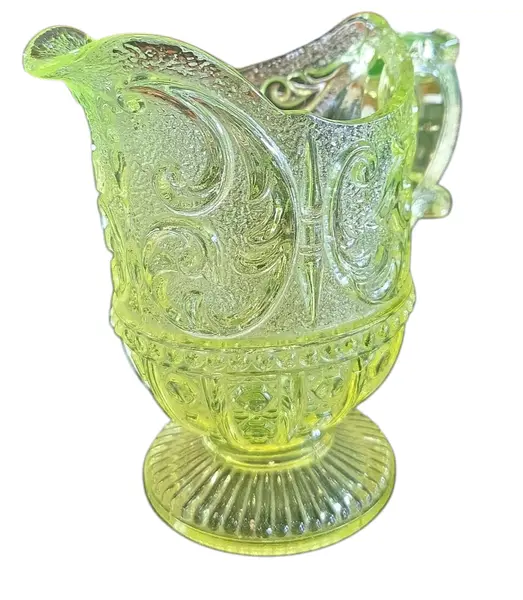 Foto de um(a) Cremeira Antiga em Uralina, da categoria de Cremeiras. Peça indispensável para colecionadores de vidros antigos e curiosidades históricas. Esta cremeira é fabricada em Uralina... Mostrado de uma perspectiva diferente. Vendido no marketplace Trésors.