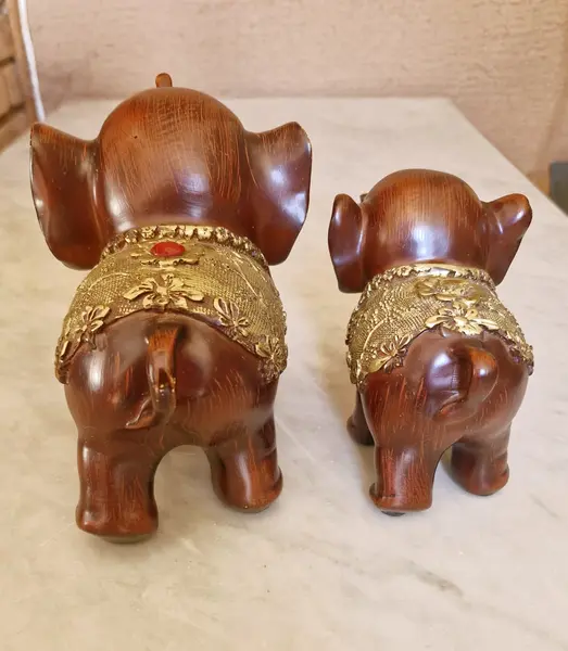 Foto de um(a) Lindos Elefantes Vintages de Bali, da categoria de Modelos e estatuetas. Este par de elefantes representa a Comunhão Espiritual e a Gratidão. O Arco da Conexão: Quando colocados de frente, as... Mostrado de uma perspectiva diferente. Vendido no marketplace Trésors.