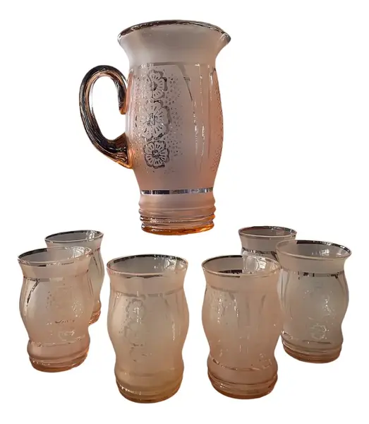 Foto de um(a) Antigo Conjunto Jarra Com Seis Copos Cristal Francês Satiné, da categoria de Jogos de taças e copos. Antigo e finíssimo conjunto de jarra com copos, serviço para seis pessoas. Peças artísticas em cristal francês, com detalhes... Vendido no marketplace Trésors.