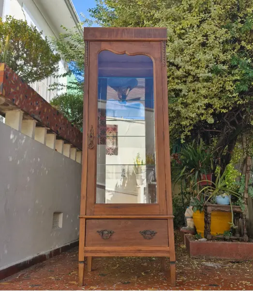 Foto de um(a) ​Cristaleira antiga design torre, da categoria de Cristaleiras. Cristaleira antiga , móvel clássico projetado para exibir louças delicadas, cristais e coleções. Esse móvel em destaque... Mostrado de uma perspectiva diferente. Vendido no marketplace Trésors.