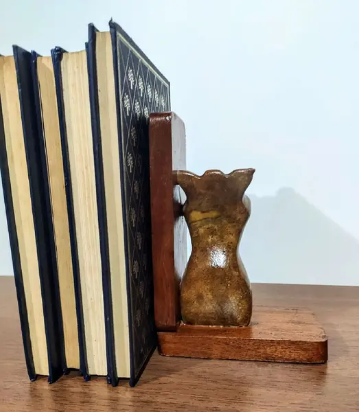 Foto de um(a) Porta Livros Torso Feminino em Pedra Sabão, Década de 1990, da categoria de Apoio para livros. Porta livros em pedra sabão com torso feminino com base em madeira envernizada. Lembrança de viagem do nordeste brasileiro... Mostrado de uma perspectiva diferente. Vendido no marketplace Trésors.