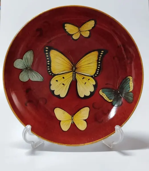 Foto de um(a) Prato Vitrificado Butterfly, Década de 1980, da categoria de Pratos Decorativos. Prato decorativo vitrificado para parede com motivo butterfly fundo ferrugem com arabescos e 4 borboletas. Parte de trás... Mostrado de uma perspectiva diferente. Vendido no marketplace Trésors.