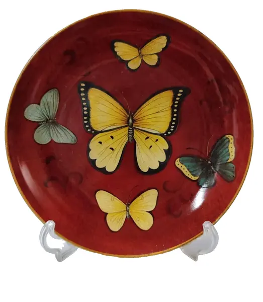 Foto de um(a) Prato Vitrificado Butterfly, Década de 1980, da categoria de Pratos Decorativos. Prato decorativo vitrificado para parede com motivo butterfly fundo ferrugem com arabescos e 4 borboletas. Parte de trás... Vendido no marketplace Trésors.