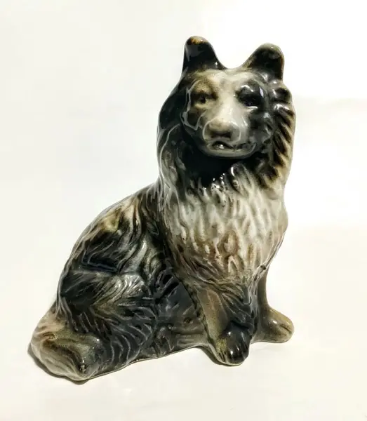 Foto de um(a) Bibelô cão Border Collie Anos 40, da categoria de Modelos e estatuetas. Cachorro da raça border collie em porcelana policromada em em tons de cinza, década de 1940.A: 14 cm / L: 11,5 cm / P: 8 cm... Mostrado de uma perspectiva diferente. Vendido no marketplace Trésors.