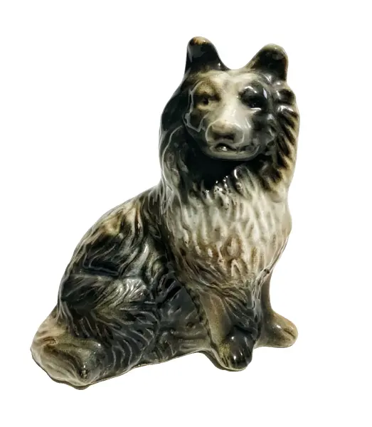 Foto de um(a) Bibelô cão Border Collie Anos 40, da categoria de Modelos e estatuetas. Cachorro da raça border collie em porcelana policromada em em tons de cinza, década de 1940.A: 14 cm / L: 11,5 cm / P: 8 cm... Vendido no marketplace Trésors.
