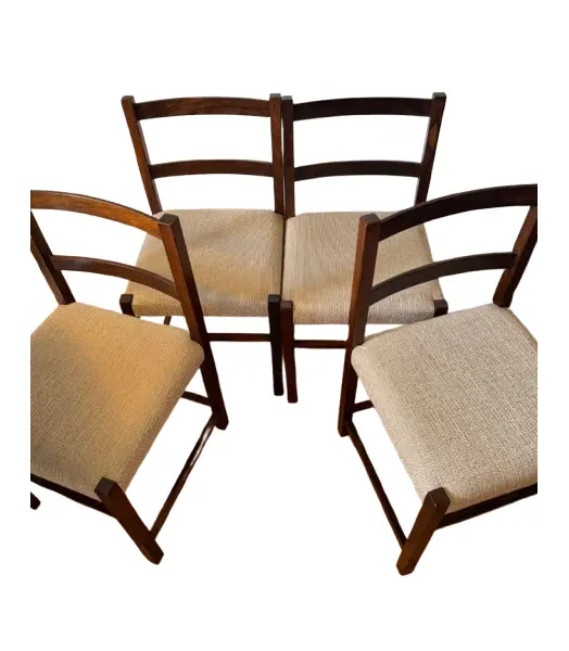 Foto de um(a) Cadeiras em Jacarandá Sérgio Rodrigues, da categoria de Cadeiras de jantar. Conjunto com quatro cadeiras Sérgio Rodrigues, confeccionadas em Jacarandá, restauradas em 2022. Forro atual em linhão... Vendido no marketplace Trésors.