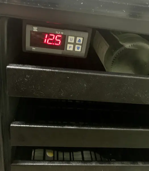 Foto de um(a) Adega climatizada Cave des Arts para 38 garrafas de 750ml, da categoria de Eletrodomésticos. Adega climatizada Cave des Arts para 38 garrafas de 750ml, 3 anos de uso, recém passada por revisão do fabricante, em... Mostrado de uma perspectiva diferente. Vendido no marketplace Trésors.