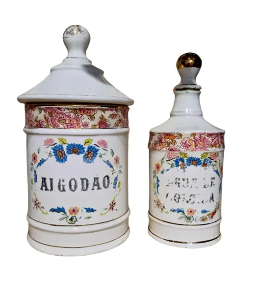 Foto de um(a) Raro e antigo par de potes de farmácia, da categoria de Garrafas, potes e jarros. Conjunto com 2 potes antigos de farmácia, sendo um de algodão e o outro de água de colônia. Ambos em porcelana com... Vendido no marketplace Trésors.