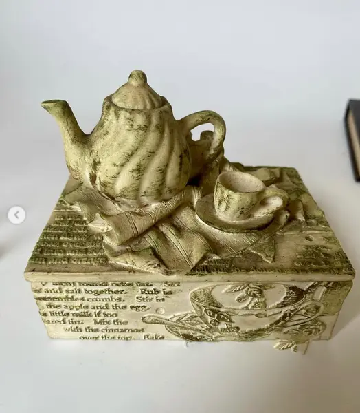 Foto de um(a) Pequena caixa de chá em resina, da categoria de Cestos e Caixas. Caixinha porta chá em resina Mede: 10 x 9cm. Mostrado de uma perspectiva diferente. Vendido no marketplace Trésors.