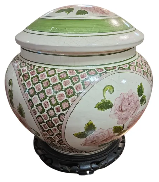 Foto de um(a) Potiche Cerâmica Luiz Salvador – Estilo Faiança com Pintura Floral e Base em Madeira, da categoria de Vasos. Exemplar autêntico da prestigiada Cerâmica Luiz Salvador (Itaipava), este pote decorativo com tampa combina o charme do... Mostrado de uma perspectiva diferente. Vendido no marketplace Trésors.