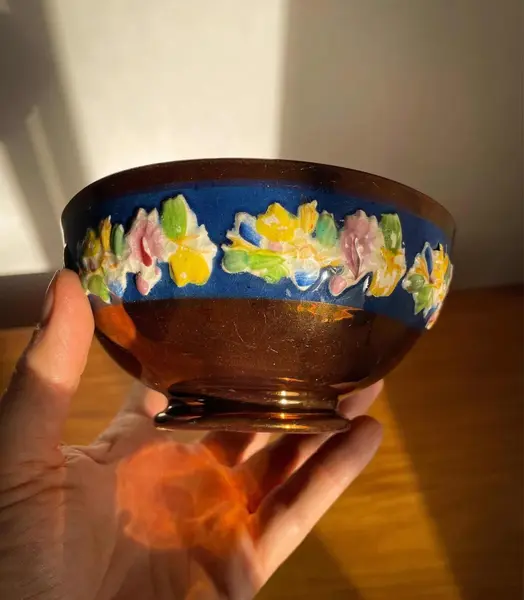 Foto de um(a) Antigo Bowl Vitoriano Decorativo Cerâmica Copper Luster, da categoria de Travessas e tigelas. ~ Copper Luster ~Antigo e raro bowl Vitoriano em cerâmica inglesa todo feita à mão. A cor iridescente é característica da... Mostrado de uma perspectiva diferente. Vendido no marketplace Trésors.