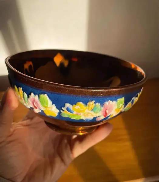 Foto de um(a) Antigo Bowl Vitoriano Decorativo Cerâmica Copper Luster, da categoria de Travessas e tigelas. ~ Copper Luster ~Antigo e raro bowl Vitoriano em cerâmica inglesa todo feita à mão. A cor iridescente é característica da... Mostrado de uma perspectiva diferente. Vendido no marketplace Trésors.