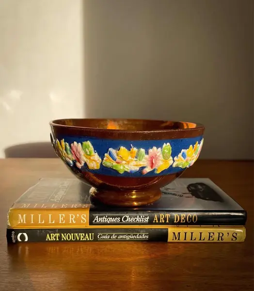 Foto de um(a) Antigo Bowl Vitoriano Decorativo Cerâmica Copper Luster, da categoria de Travessas e tigelas. ~ Copper Luster ~Antigo e raro bowl Vitoriano em cerâmica inglesa todo feita à mão. A cor iridescente é característica da... Mostrado de uma perspectiva diferente. Vendido no marketplace Trésors.