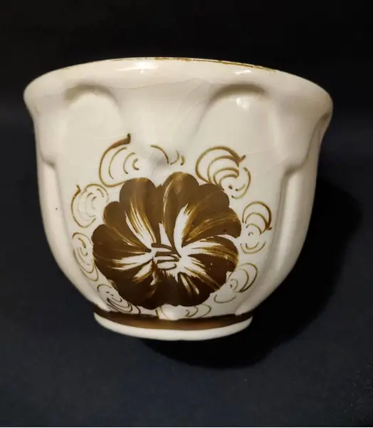 Foto de um(a) Bowl Porcelana Anos 60, da categoria de Tigelas decorativas. Bowl em porcelana bege com flores em dourado, década de 1960 já com o craquelamento devido a idade. A: 11,5 cm / Diametro:... Mostrado de uma perspectiva diferente. Vendido no marketplace Trésors.