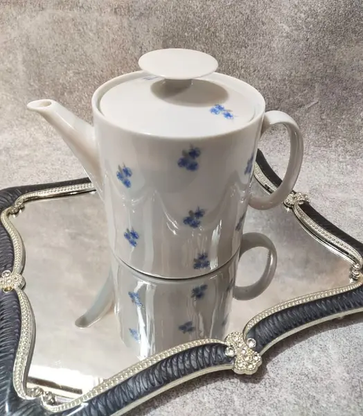 Foto de um(a) Bule de Leite Miosótis Anos 70, da categoria de Leiteira. Bule de leite em porcelana branca com miosótis em azul cobalto, década de 1970, sem marca do fabricante. A: 14 cm /... Mostrado de uma perspectiva diferente. Vendido no marketplace Trésors.