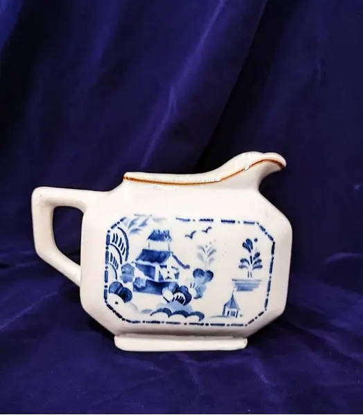 Foto de um(a) Cremeira São Caetano, Década de 1940, da categoria de Cremeiras. Cremeira em porcelana com estampa azul cobalto dos anos 1940 da marca são caetano/barros loureiro. A: 9,5 cm / L: 10,5 cm /... Mostrado de uma perspectiva diferente. Vendido no marketplace Trésors.