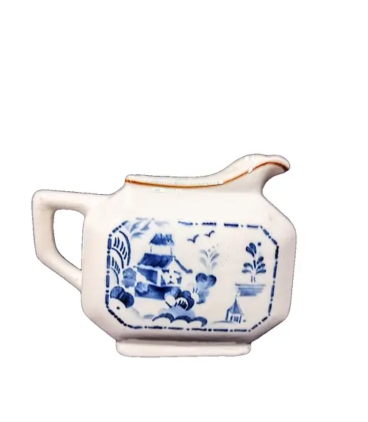 Foto de um(a) Cremeira São Caetano, Década de 1940, da categoria de Cremeiras. Cremeira em porcelana com estampa azul cobalto dos anos 1940 da marca são caetano/barros loureiro. A: 9,5 cm / L: 10,5 cm /... Vendido no marketplace Trésors.