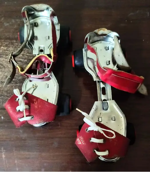 Foto de um(a) Par de Patins Infantil, Década de 1960, da categoria de Outros colecionáveis. Par de patins infantil em ferro cromado, rodas originais e sem freio, com três regulagens. Presilhas em couro vermelho com... Mostrado de uma perspectiva diferente. Vendido no marketplace Trésors.