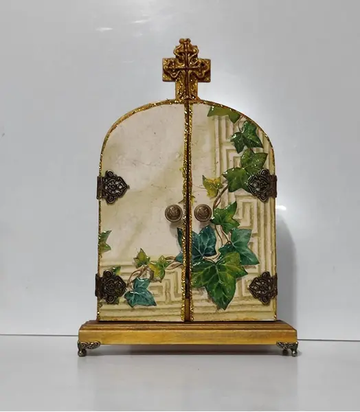 Foto de um(a) Oratório de Mesa com Imagem Barroca Santana e Virgem Maria, Década de 1990, da categoria de Objetos religiosos e espirituais. Oratório de mesa com imagem barroca da santana e a virgem maria, todo em madeira policromada com portas em relevo e... Mostrado de uma perspectiva diferente. Vendido no marketplace Trésors.