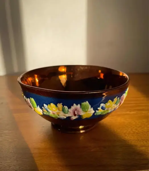 Foto de um(a) Antigo Bowl Vitoriano Decorativo Cerâmica Copper Luster, da categoria de Travessas e tigelas. ~ Copper Luster ~Antigo e raro bowl Vitoriano em cerâmica inglesa todo feita à mão. A cor iridescente é característica da... Mostrado de uma perspectiva diferente. Vendido no marketplace Trésors.