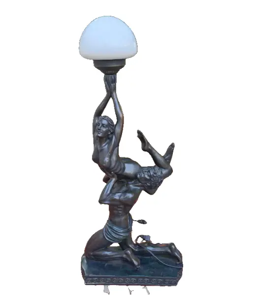 Foto de um(a) ​Luminária de mesa escultórica em estilo Art Déco, da categoria de Abajures. Luminária de mesa escultórica em estilo Art Déco, feita em liga metálica comumente conhecida como petit-bronze. Composição... Vendido no marketplace Trésors.