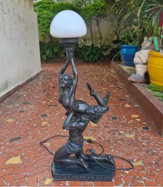 Foto de um(a) ​Luminária de mesa escultórica em estilo Art Déco, da categoria de Abajures. Luminária de mesa escultórica em estilo Art Déco, feita em liga metálica comumente conhecida como petit-bronze. Composição... Mostrado de uma perspectiva diferente. Vendido no marketplace Trésors.
