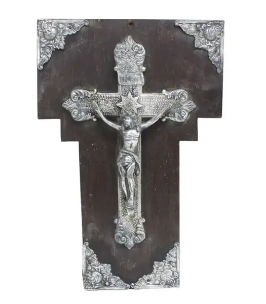 Foto de um(a) Crucifixo com base em madeira, da categoria de Objetos religiosos e espirituais. ARTE SACRA - Crucifixo com base em madeira escura. A cruz possui imagem de Cristo em relevo, com detalhes florais nos quatro... Mostrado de uma perspectiva diferente. Vendido no marketplace Trésors.