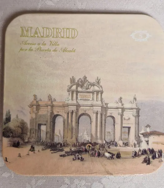 Foto de um(a) Conjunto de porta-copos fabricados na Espanha, da categoria de Porta-copos. Lindo conjunto com 6 porta-copos de madeira confeccionados em Barcelona, com fotos de pontos turísticos de Madri. Embalagem... Mostrado de uma perspectiva diferente. Vendido no marketplace Trésors.