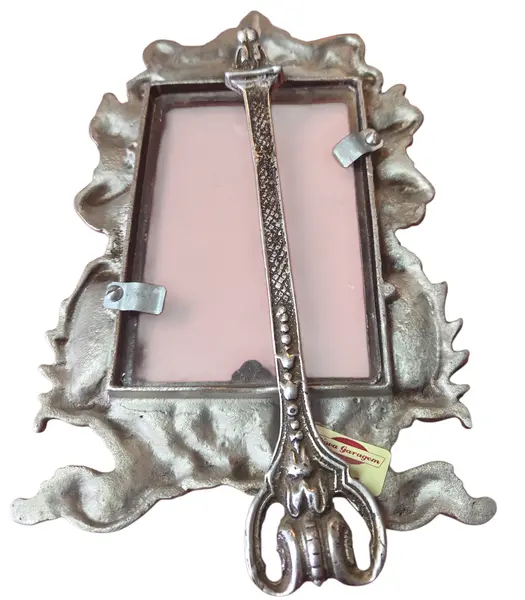 Foto de um(a) Porta-retrato em metal decorativo, da categoria de Porta retratos. Lembranças especiais pedem uma moldura à altura. Fabricado em metal de alta qualidade, este porta-retrato é o presente ideal... Mostrado de uma perspectiva diferente. Vendido no marketplace Trésors.