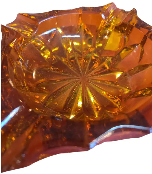 Foto de um(a) Cinzeiro Vintage em Vidro Âmbar, da categoria de Cinzeiros. Cinzeiro funcional e elegante, produzido em vidro translúcido na cor âmbar. Perfeito para quem busca durabilidade sem abrir... Mostrado de uma perspectiva diferente. Vendido no marketplace Trésors.