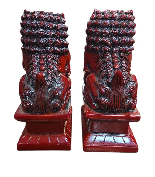 Foto de um(a) Par de Cães de Fó em Resina - Leões Guardiões Chineses, da categoria de Outros colecionáveis. Imponente par de Cães de Fo em tom vermelho profundo, emulando a tradicional técnica oriental de escultura em cinábrio.... Mostrado de uma perspectiva diferente. Vendido no marketplace Trésors.