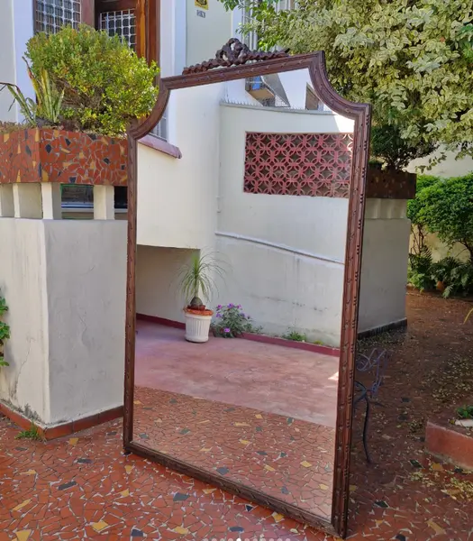 Foto de um(a) Grandioso Espelho Clássico com moldura em madeira entalhada, da categoria de Espelhos. Grandioso e Belisimo Espelho clássico, apresenta uma bela moldura em madeira entalhada com um topo ornamentado.Este é um... Mostrado de uma perspectiva diferente. Vendido no marketplace Trésors.