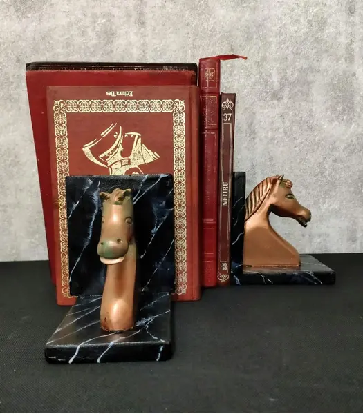 Foto de um(a) Porta Livros Horse Anos 80, da categoria de Apoio para livros. Par de porta livros de minas gerais em pedra sabão com pátina cobre oxidado e suporte marmorizado, década de 1980.**Não... Mostrado de uma perspectiva diferente. Vendido no marketplace Trésors.