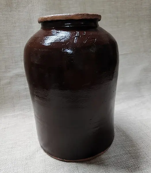 Foto de um(a) Pote de Gres Alemão, Década de 1940, da categoria de Garrafas, potes e jarros. Pote de gres alemao na cor marrom com capacidade para 7 1/2 litros de armazenamento, década de 1940. A: 28,5 cm / Diâmetro... Mostrado de uma perspectiva diferente. Vendido no marketplace Trésors.