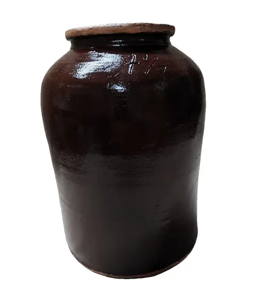 Foto de um(a) Pote de Gres Alemão, Década de 1940, da categoria de Garrafas, potes e jarros. Pote de gres alemao na cor marrom com capacidade para 7 1/2 litros de armazenamento, década de 1940. A: 28,5 cm / Diâmetro... Vendido no marketplace Trésors.