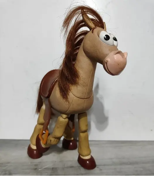 Foto de um(a) Mini Bullseye Toy Story. Anos 2000, da categoria de Figuras de ação. Mini bullseye do filme toy story, cavalo do personagem jessie - articulado e divertido, década de 2000. 25cm de altura 6cm... Mostrado de uma perspectiva diferente. Vendido no marketplace Trésors.
