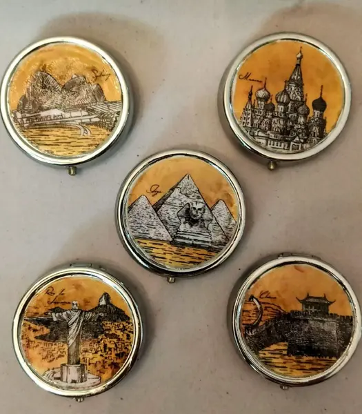 Foto de um(a) Mini Latinhas Monumentos do Mundo, da categoria de Organizadores. Latas customizadas e únicas em metal prateado, motivo monumentos do mundo: rio de janeiro, china, egito, moscou e austrália ... Mostrado de uma perspectiva diferente. Vendido no marketplace Trésors.