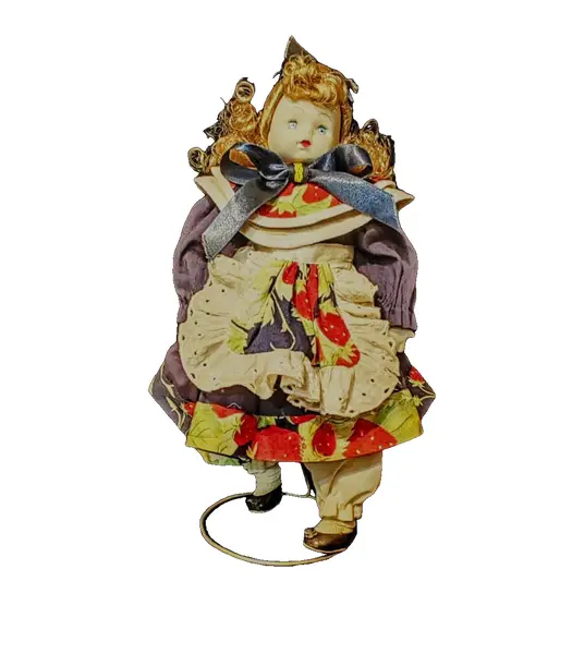 Foto de um(a) Boneca Porcelana e Tecido, Per Bambino, Década de 1990, da categoria de Bonecas. Boneca com membros e cabeça em porcelana, corpo em tecido/enchimento. Vestido original, cabelos de vinil e acompanha suporte... Vendido no marketplace Trésors.