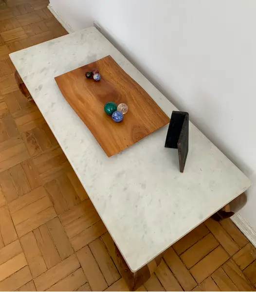 Foto de um(a) Vistosa mesa de centro anos 60 em imbúia, da categoria de Mesas de centro. Vistosa mesa de centro anos 60 em imbúia com pés torneados e tampo em mármore maciço branco de 4cm de espessura medindo 1,40... Mostrado de uma perspectiva diferente. Vendido no marketplace Trésors.