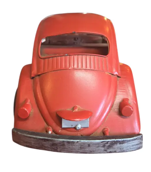 Foto de um(a) Fusca de Lata - Vermelho - Grande (Relíquia), da categoria de Carros e caminhões de brinquedo. Destaque sua coleção ou decoração com esta autêntica peça um Fusca de Lata fabricado artesanalmente. Este item capta a... Mostrado de uma perspectiva diferente. Vendido no marketplace Trésors.