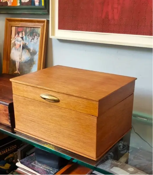 Foto de um(a) Caixa de madeira maciça vintage, da categoria de Cestos e Caixas. Grande caixa de madeira maciça, folheada com madeira clara, linhas retas.leves marcas do tempo que não ofuscam a beleza da... Mostrado de uma perspectiva diferente. Vendido no marketplace Trésors.