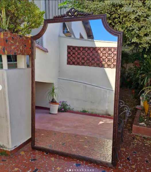 Foto de um(a) Grandioso Espelho Clássico com moldura em madeira entalhada, da categoria de Espelhos. Grandioso e Belisimo Espelho clássico, apresenta uma bela moldura em madeira entalhada com um topo ornamentado.Este é um... Mostrado de uma perspectiva diferente. Vendido no marketplace Trésors.