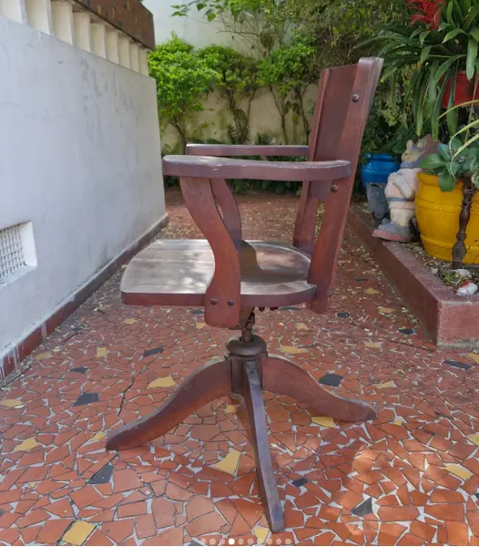 Foto de um(a) Antiga cadeira giratória xerife MIELE, da categoria de Cadeiras, bancos e banquetas. MIELE - Bellissima e Antiga cadeira giratória xerife.Feita em madeira de imbuia maciça, esta cadeira Xerife giratória é uma... Mostrado de uma perspectiva diferente. Vendido no marketplace Trésors.