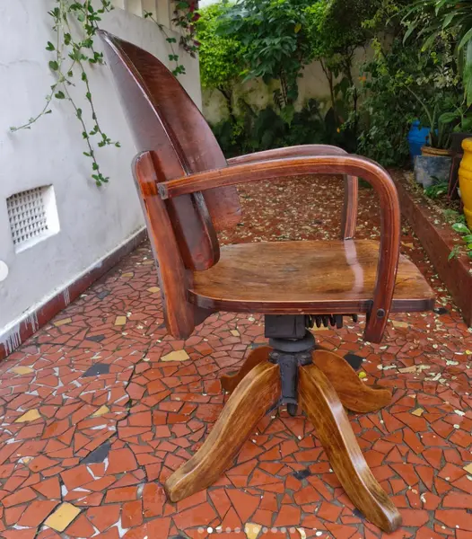 Foto de um(a) Cadeira xerife Móveis CIMO, da categoria de Cadeiras, bancos e banquetas. Esta é uma cadeira giratória vintage produzida pela renomada marca brasileira Móveis Cimo, comumente conhecida como modelo... Mostrado de uma perspectiva diferente. Vendido no marketplace Trésors.